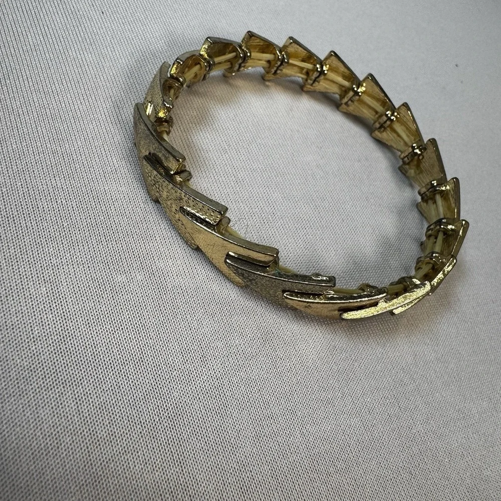 Woman's Jewelry Stretch Gold Tone Arrow‎ Bracelet!, Great Stacked!
